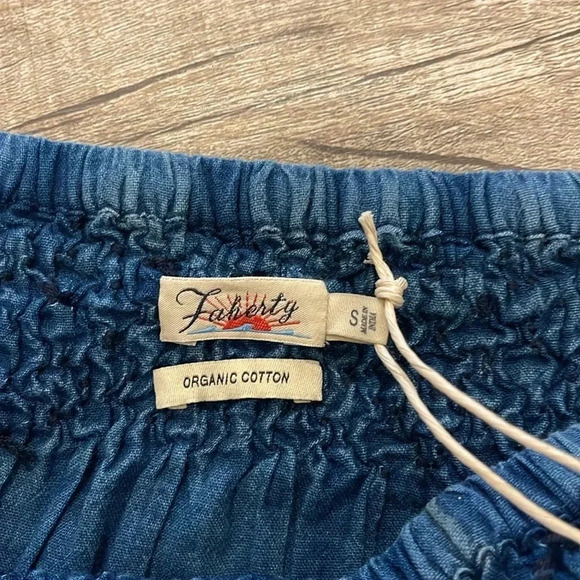 NWT!! Faherty - Presley Embroidered Detail Cotton Chambray Top Dark Indigo Wash - Picture 8 of 9